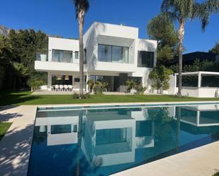 Vista exterior de Casa o xalet en venda en Marbella amb Aire condicionat, Calefacció i Jardí privat