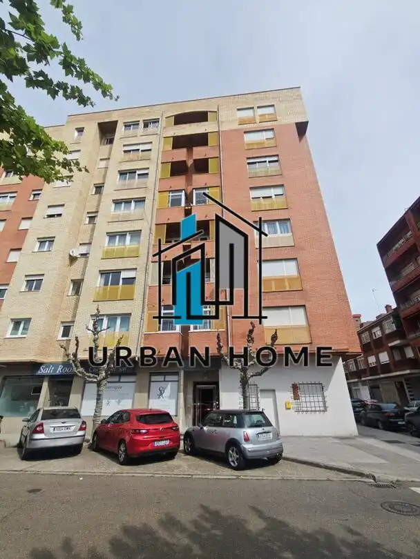 Vista exterior de Piso en venta en León Capital  con Calefacción, Terraza y Trastero