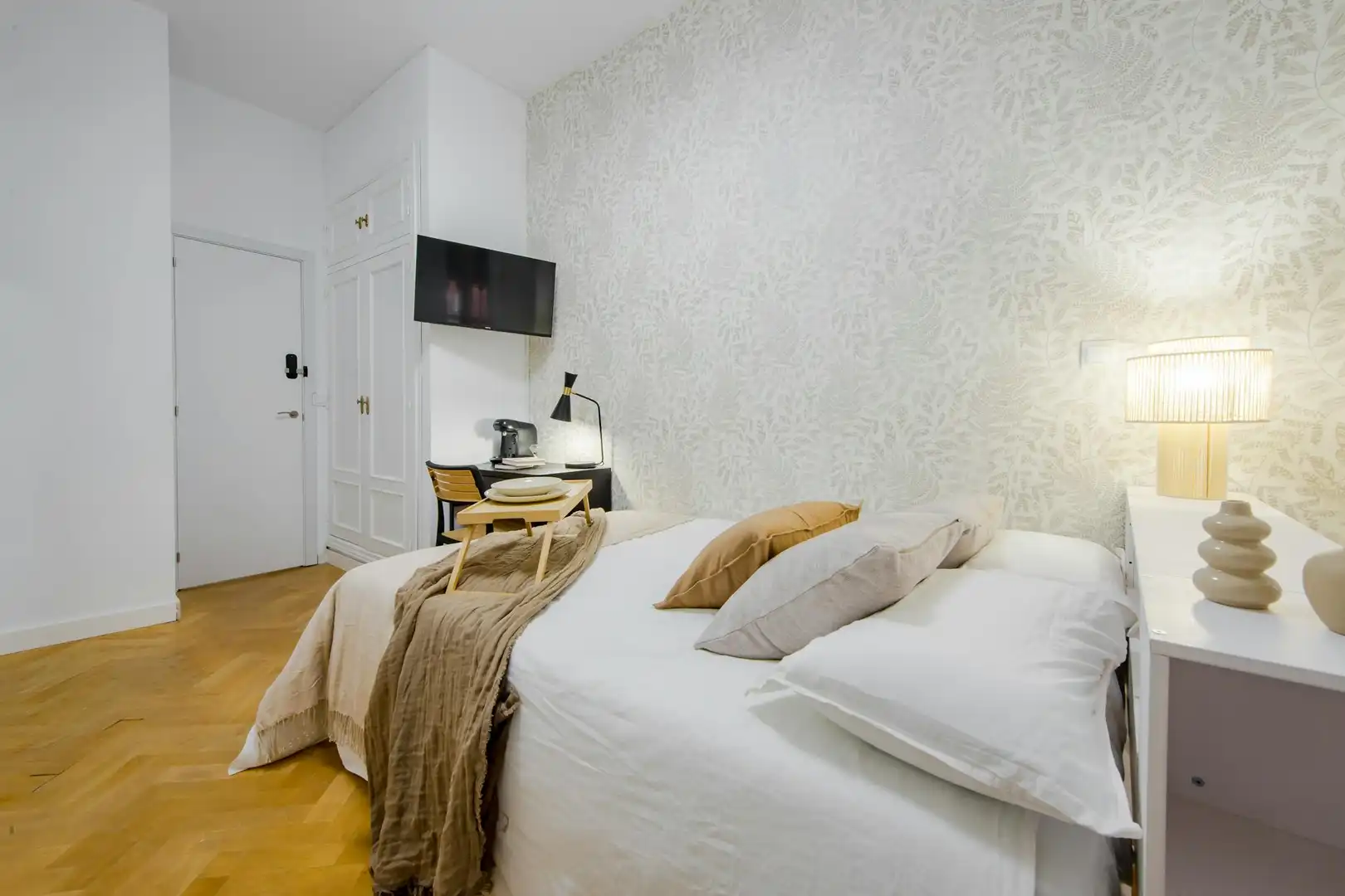 Bedroom of Flat for rent in Madrid  with Washing machine and TV
