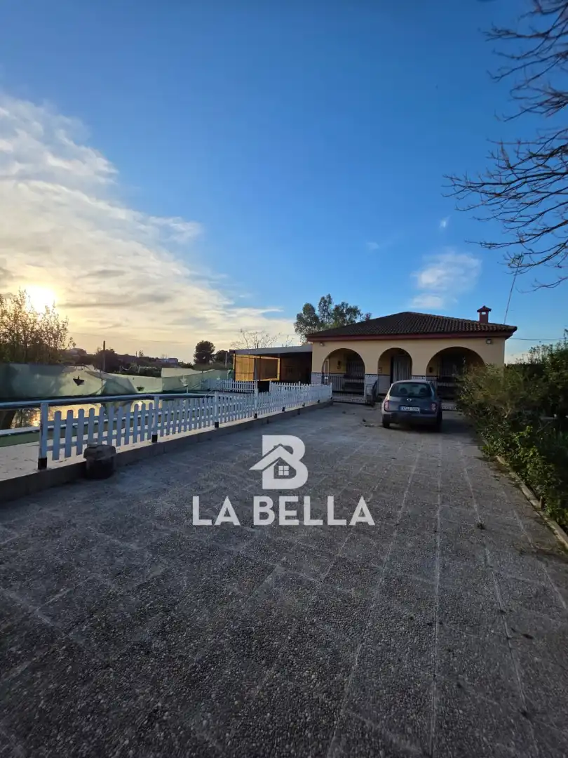 Vista exterior de Casa o xalet en venda en Coria del Río amb Aire condicionat, Jardí privat i Traster