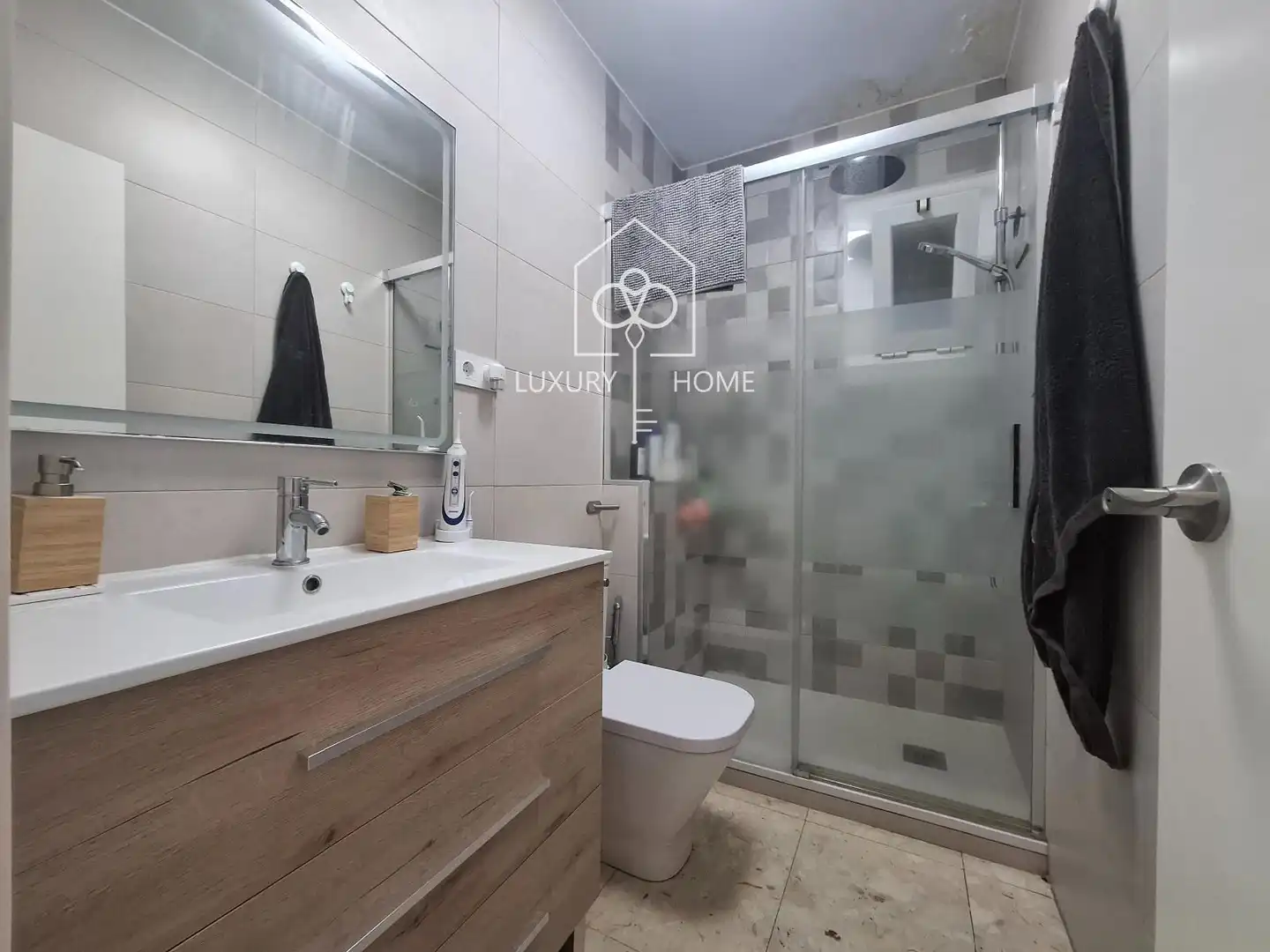Bathroom of Flat for sale in Viladecans  with Air Conditioner, Terrace and Oven