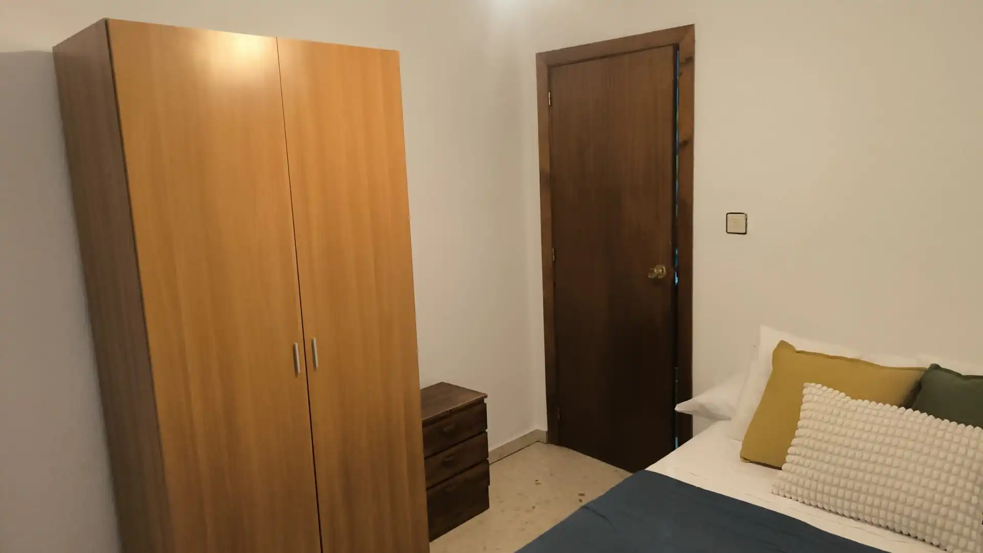 Dormitori de Pis per a compartir en Granada amb Calefacció, Moblat i Forn
