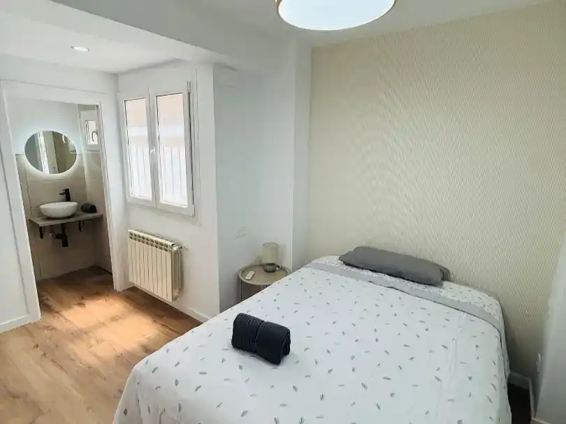 Schlafzimmer von Wohnung zur Miete in Zaragoza mit Parkett, Möbliert und Balkon