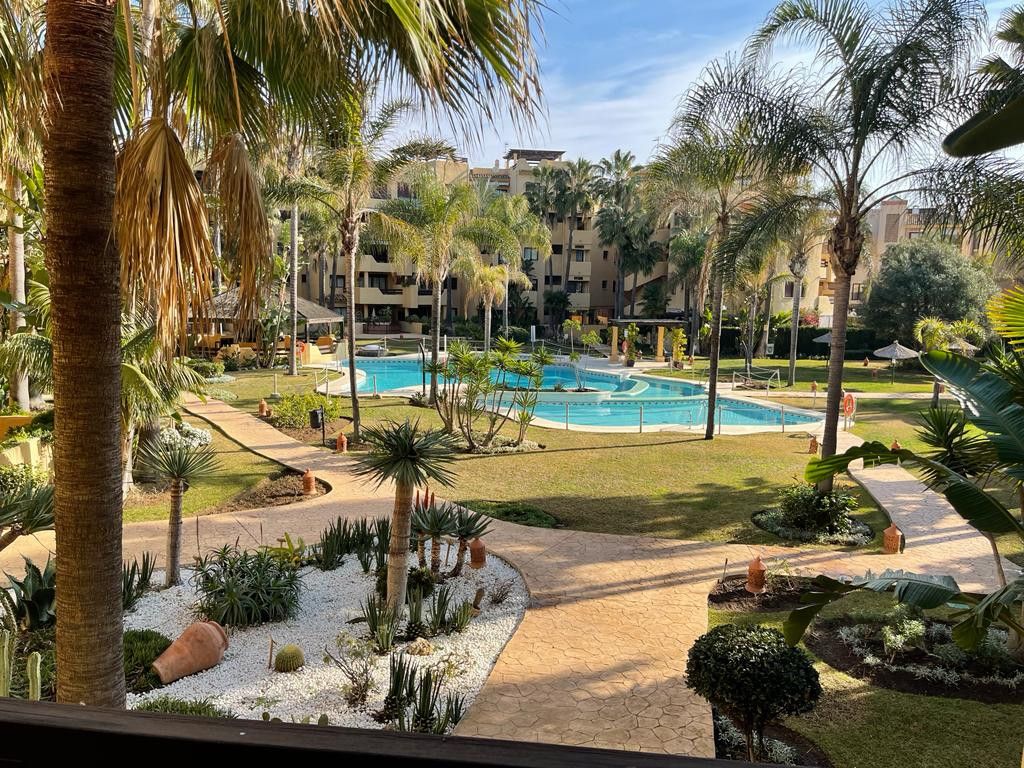 Jardí de Apartament de lloguer en Estepona amb Aire condicionat, Calefacció i Terrassa