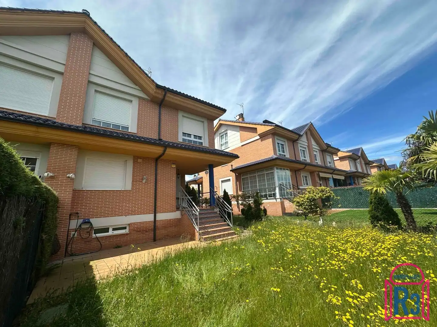 Vista exterior de Casa adosada en venta en Villaquilambre con Calefacción, Piscina y Amueblado