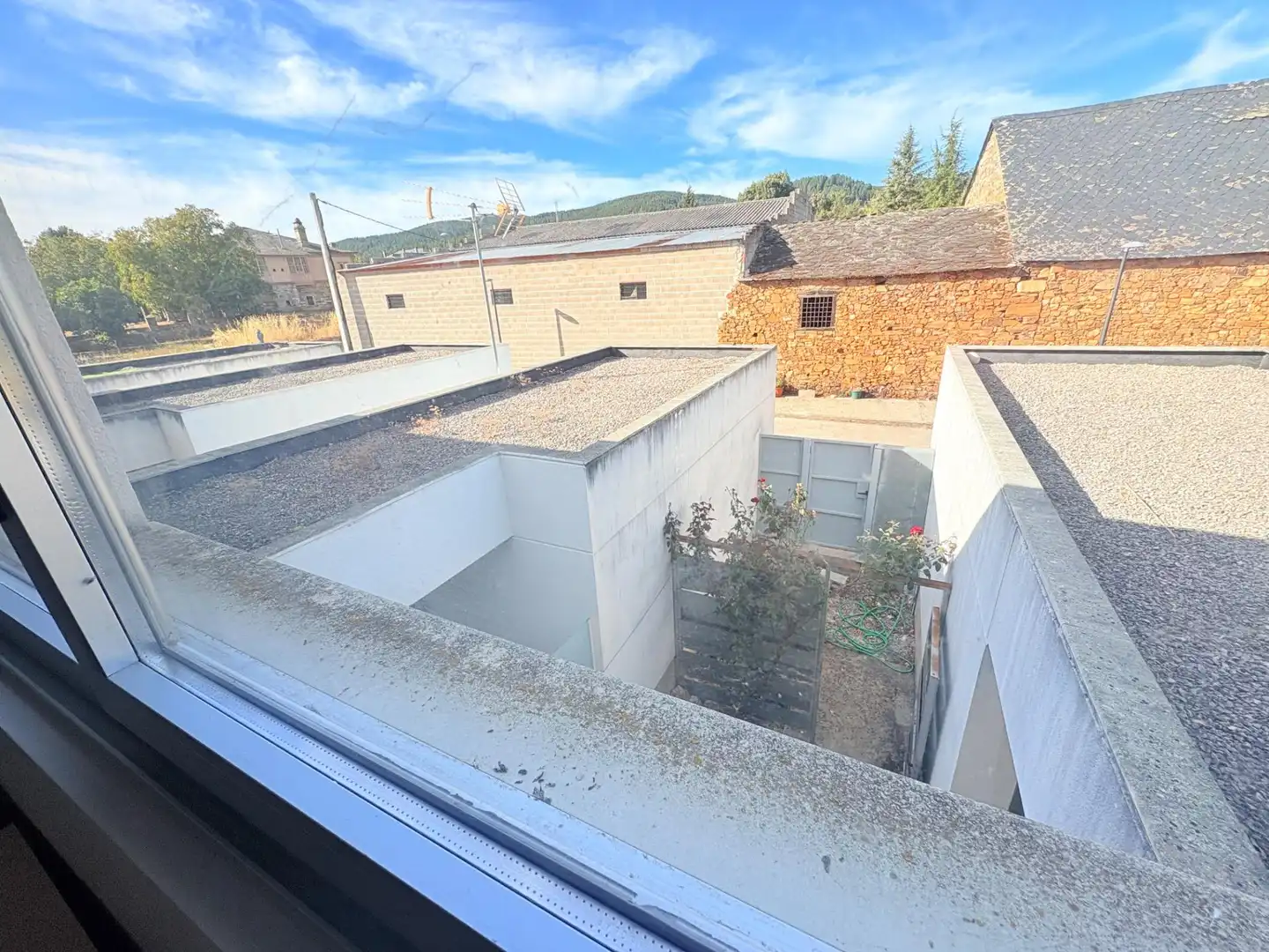 Vista exterior de Casa adosada en venda en Arganza amb Jardí privat