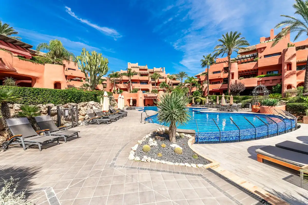Vista exterior de Pis en venda en Estepona amb Terrassa, Traster i Piscina