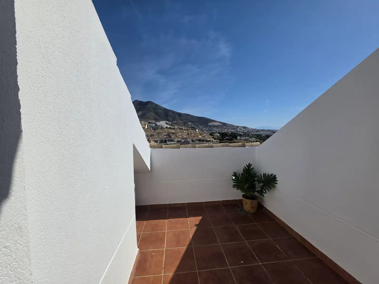 Vista exterior de Casa adosada en venda en Benalmádena amb Aire condicionat, Jardí privat i Terrassa