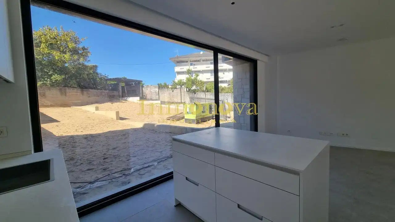 Casa adosada en venta en Nigrán con Calefacción, Jardín privado y Terraza