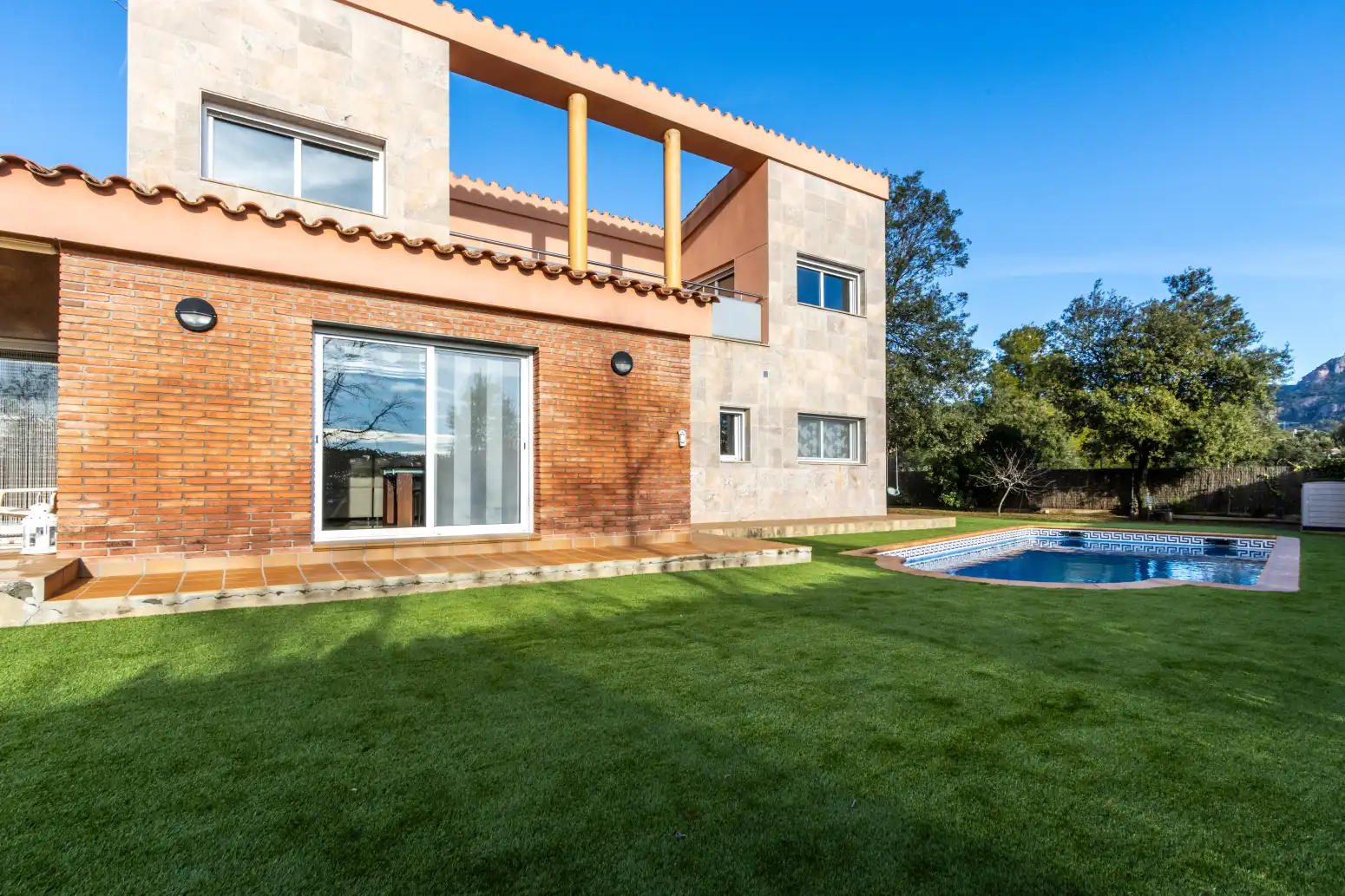 Vista exterior de Casa o xalet en venda en Matadepera amb Aire condicionat, Calefacció i Jardí privat
