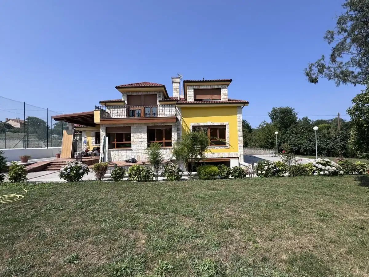 Vista exterior de Casa o xalet en venda en Siero amb Calefacció, Jardí privat i Terrassa