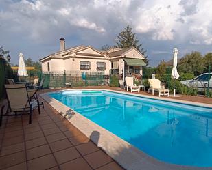 Piscina de Casa o xalet en venda en Castellanos de Villiquera amb Calefacció, Jardí privat i Terrassa