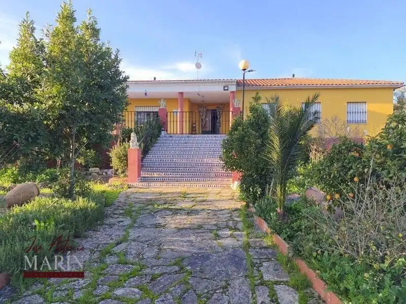 Vista exterior de Finca rústica en venda en Mérida amb Aire condicionat i Alarma