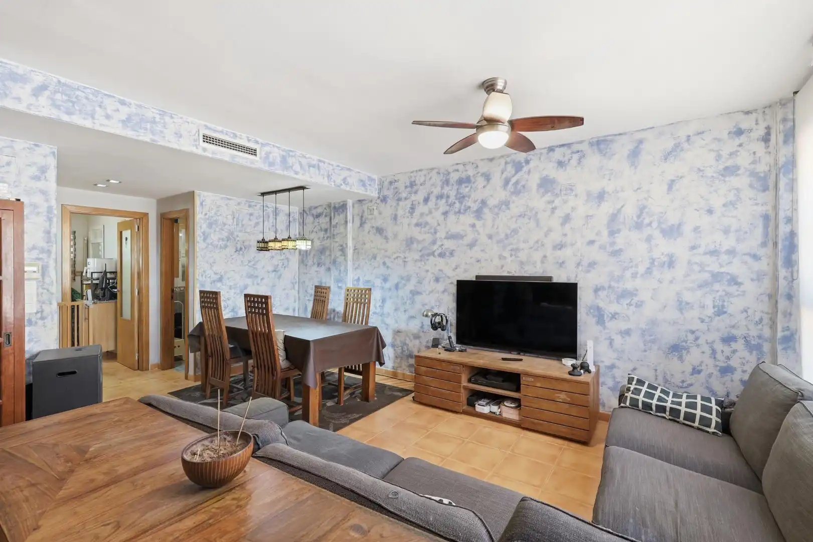 Sala d'estar de Casa adosada en venda en Sagunto / Sagunt amb Aire condicionat, Terrassa i Moblat