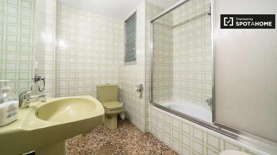 Baño de Piso de alquiler en Valencia con Aire acondicionado, Calefacción y Amueblado