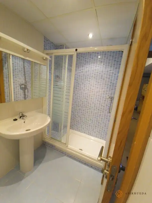 Baño de Dúplex en venta en Caspe con Aire acondicionado, Calefacción y Trastero