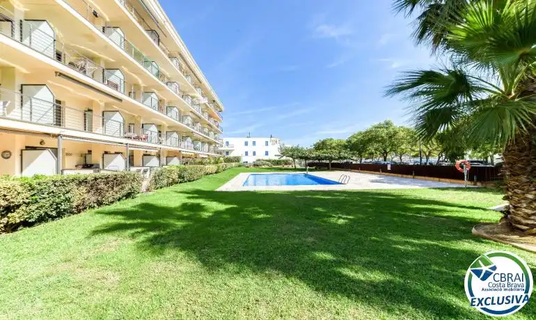 Jardí de Planta baixa en venda en Roses amb Calefacció, Moblat i Piscina comunitària