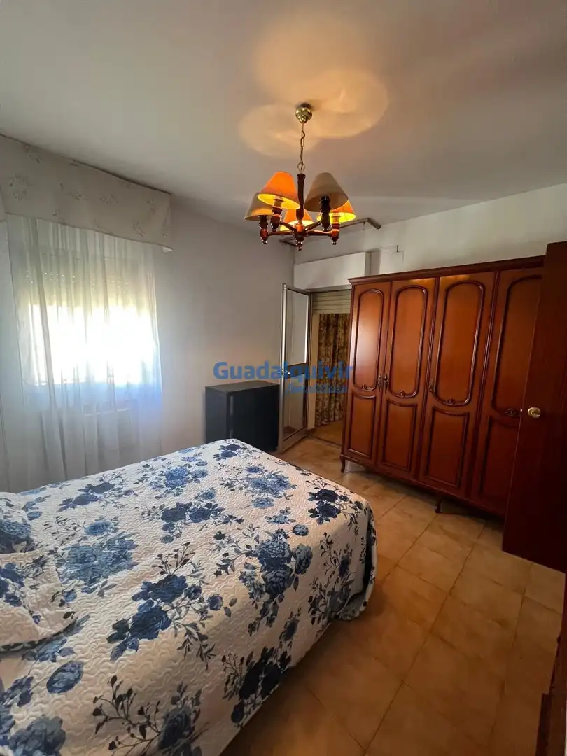 Dormitori de Casa adosada en venda en Montequinto amb Aire condicionat, Jardí privat i Traster