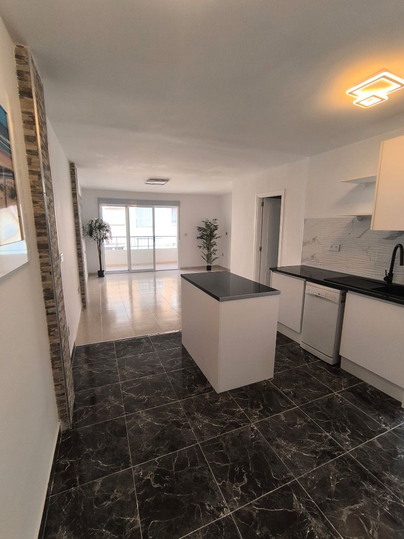 Cuina de Apartament en venda en Torrevieja amb Aire condicionat, Calefacció i Terrassa