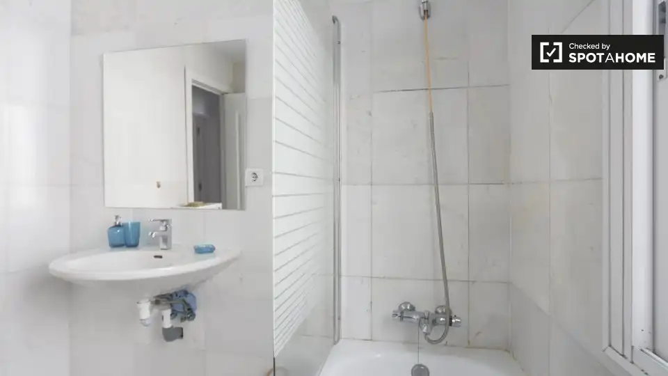 Baño de Piso de alquiler en Madrid con Aire acondicionado, Calefacción y Amueblado