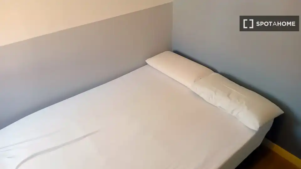 Dormitori de Pis de lloguer en Madrid amb Aire condicionat, Calefacció i Moblat