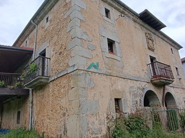 Casa rústica amb balcó en venda a LA VIA