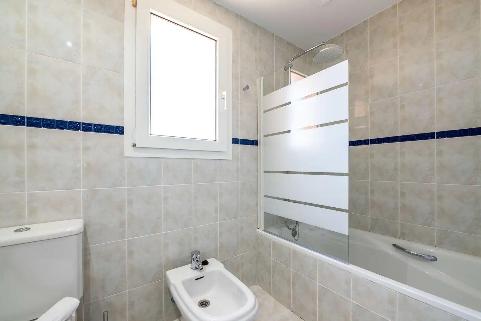 Baño de Casa adosada en venta en Marbella con Aire acondicionado, Calefacción y Jardín privado