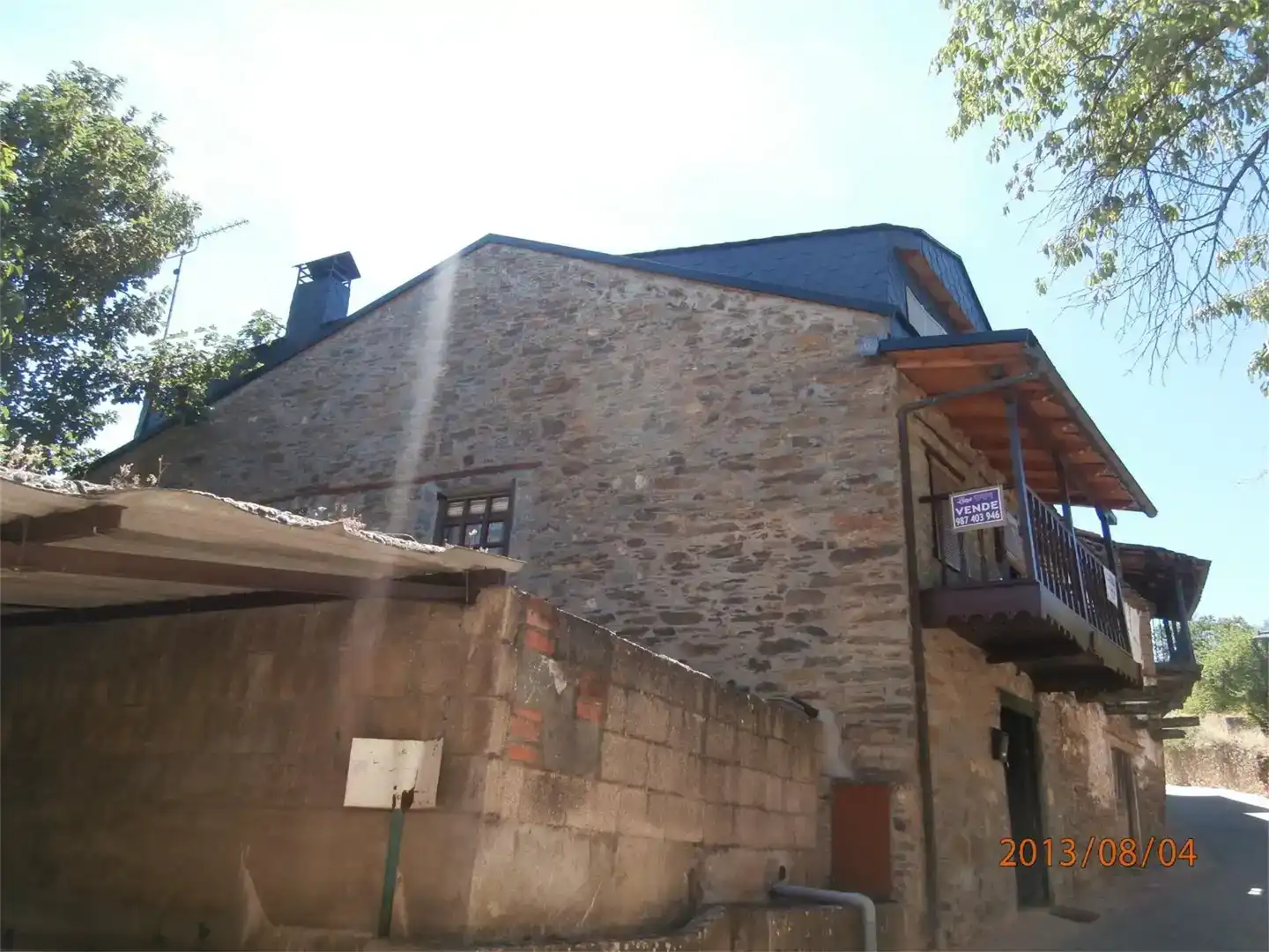 Vista exterior de Casa o xalet en venda en Ponferrada amb Parquet, TV i Balcó