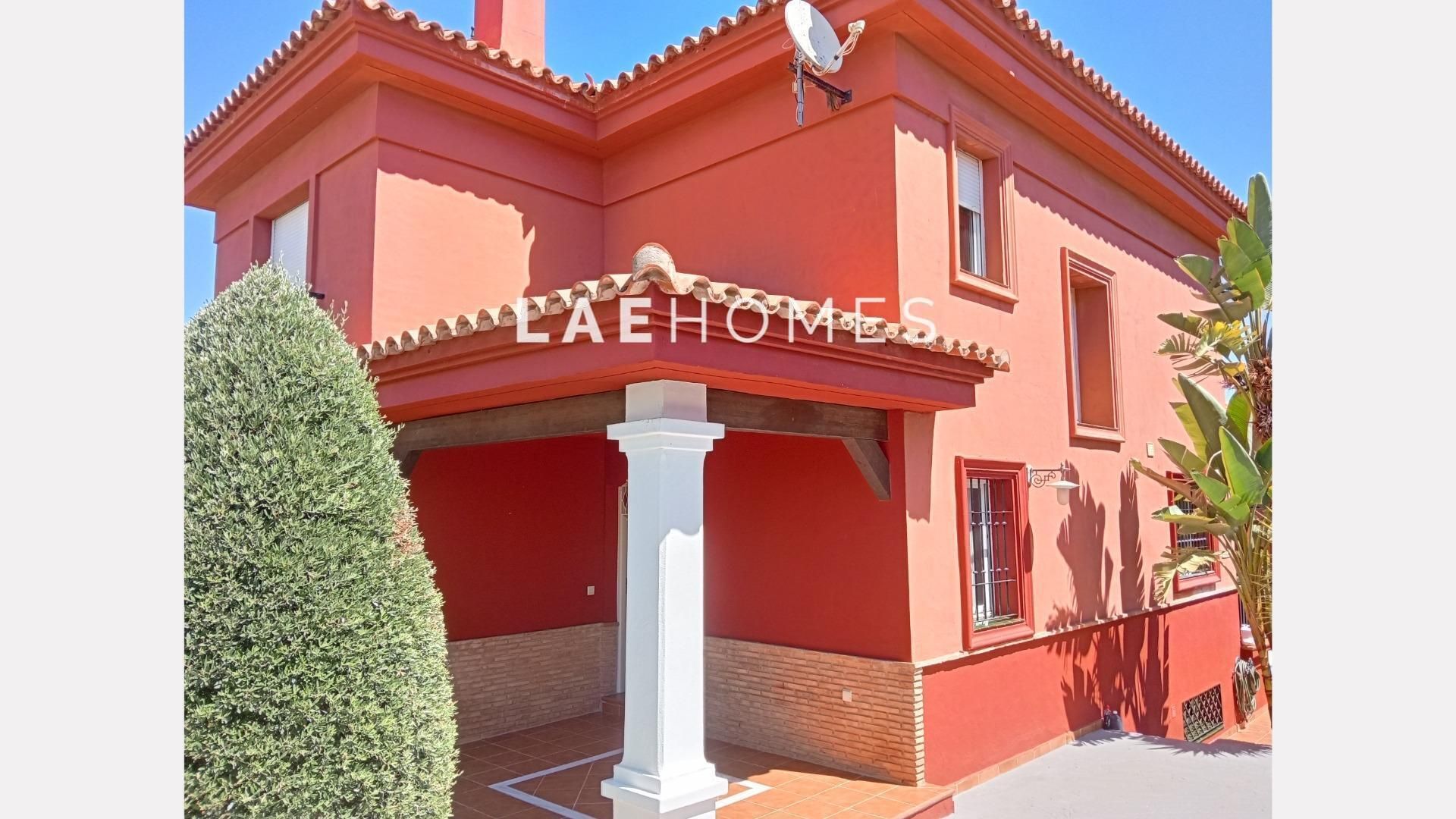 Vista exterior de Casa o xalet en venda en Alhaurín de la Torre amb Aire condicionat, Jardí privat i Terrassa