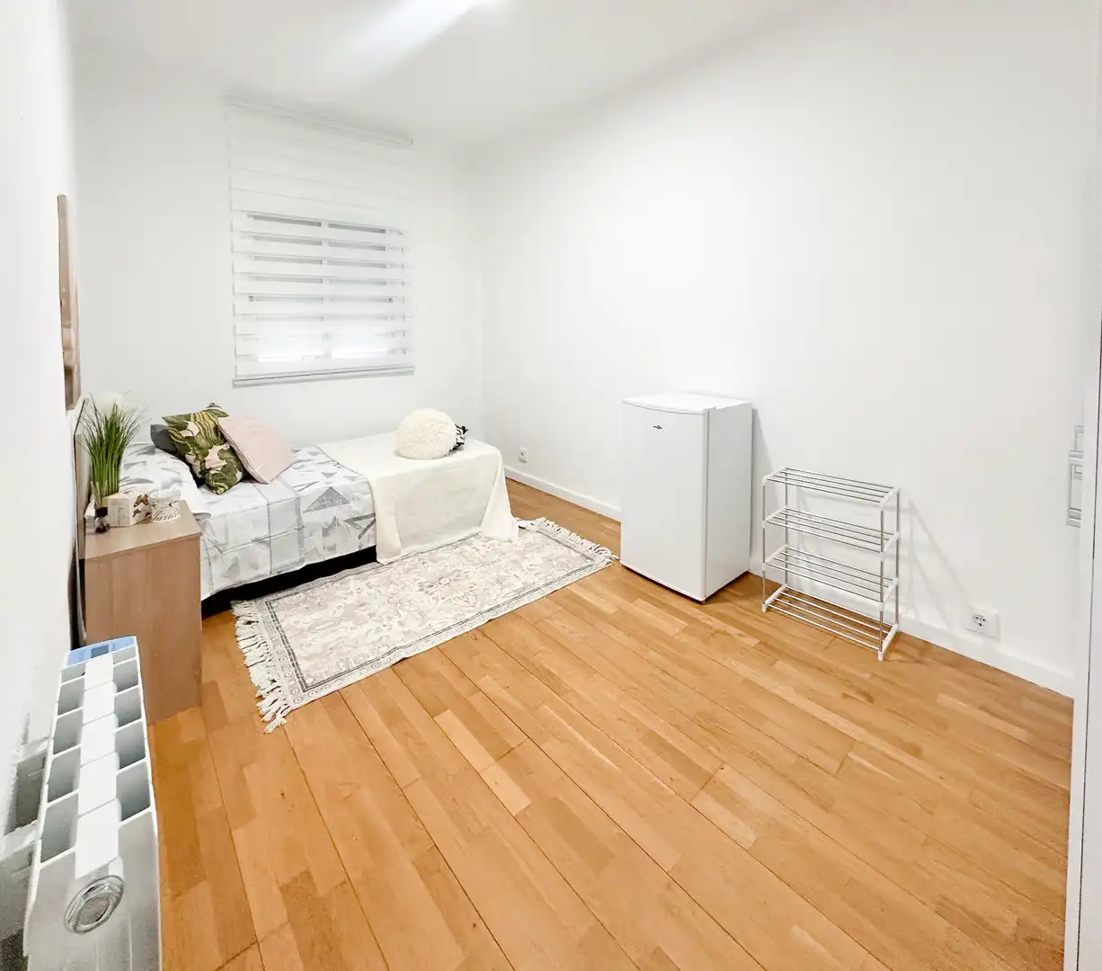 Bedroom of Flat for share in  Madrid Capital  with Air Conditioner, Heating and Furnished