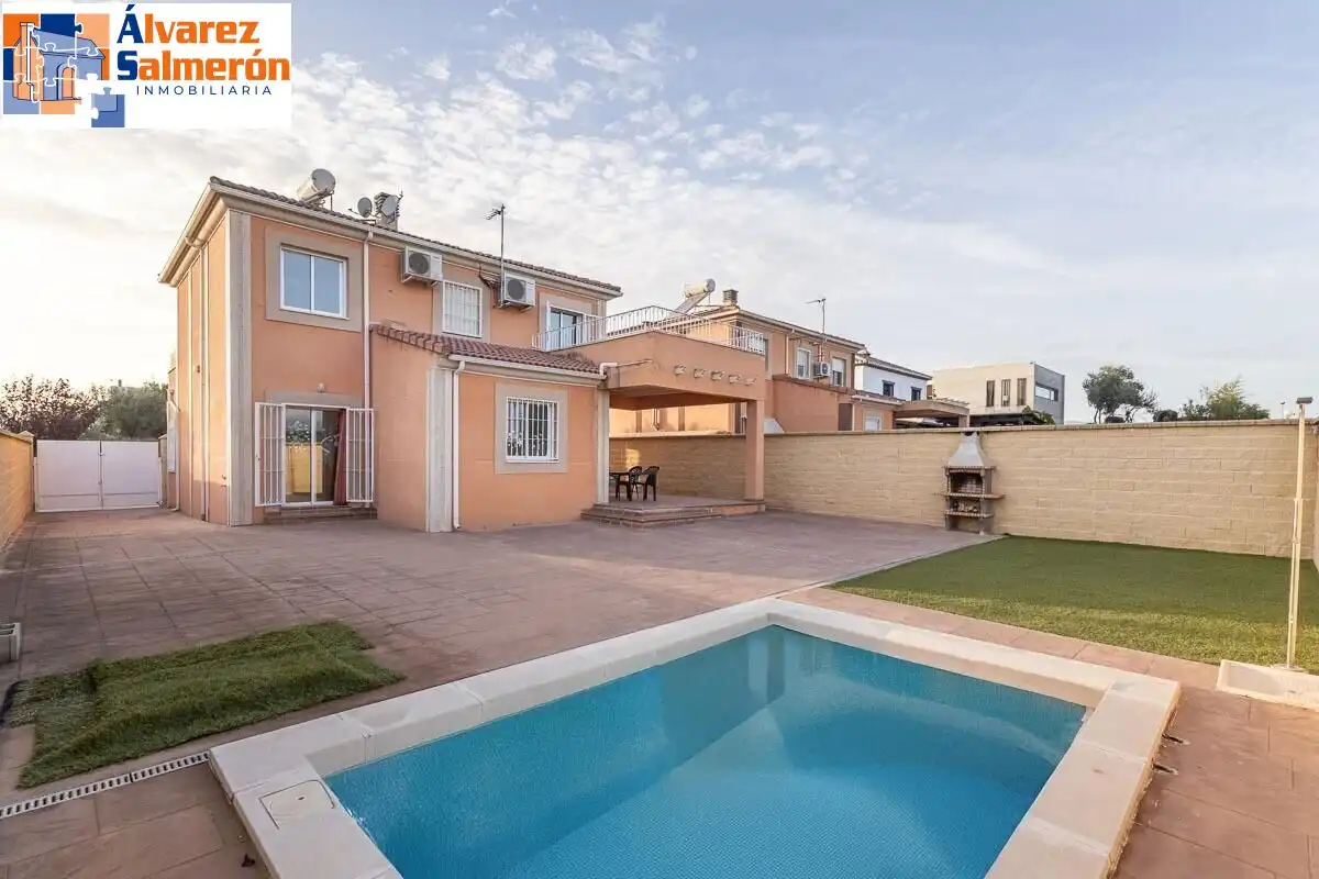 Villa con piscina in vendita a Calle Calle Venus