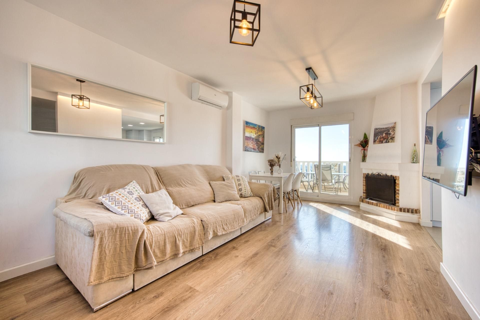 Sala d'estar de Casa adosada en venda en Mutxamel amb Aire condicionat, Jardí privat i Terrassa