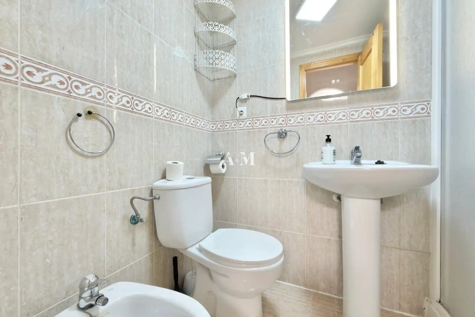 Bathroom of Flat for rent in Torrevieja  with Air Conditioner, Heating and Terrace