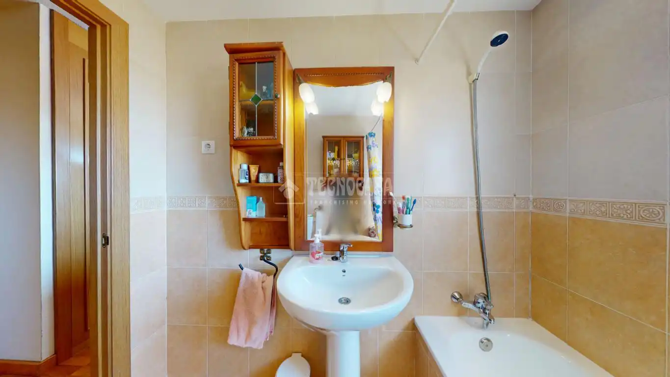 Baño de Piso en venta en Azuqueca de Henares con Aire acondicionado, Calefacción y Piscina comunitaria