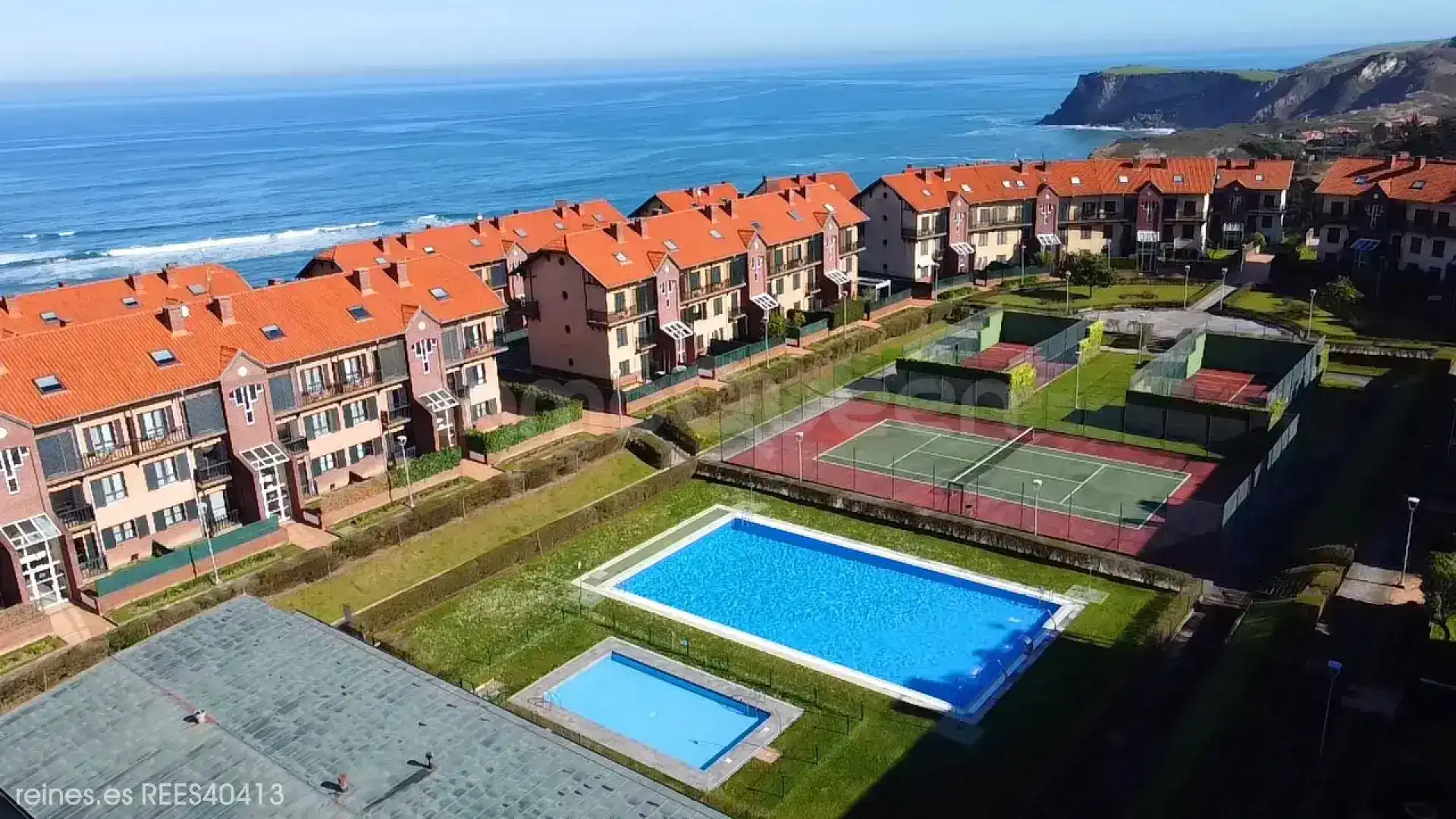 Schwimmbecken von Einfamilien-Reihenhaus zum Verkauf in Comillas (Cantabria) mit Heizung, Privatgarten und Terrasse