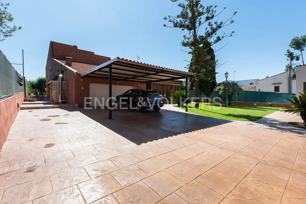 Vista exterior de Casa o xalet en venda en Paterna amb Aire condicionat, Calefacció i Jardí privat