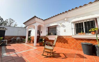 Vista exterior de Casa o xalet en venda en Los Barrios amb Jardí privat i Terrassa