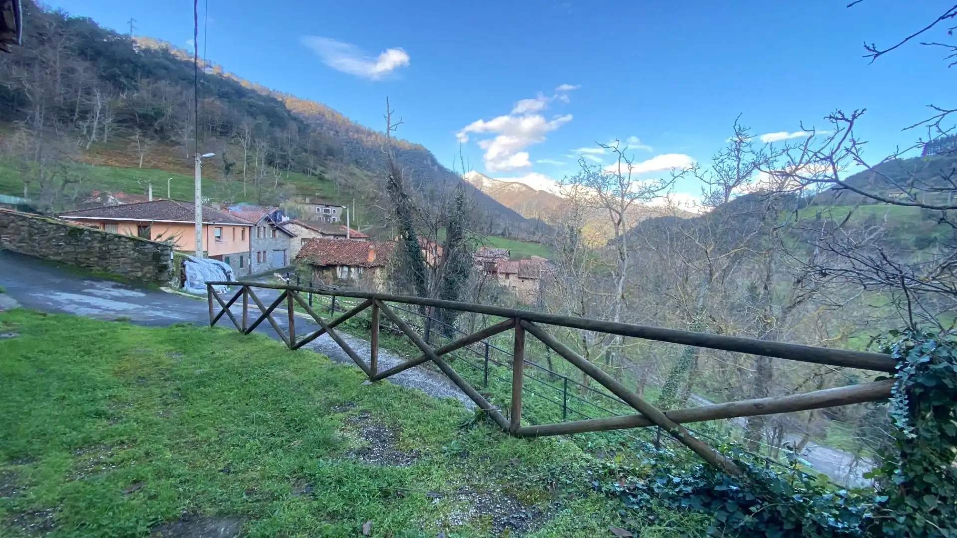 Vista exterior de Casa o xalet en venda en Pesaguero amb Jardí privat