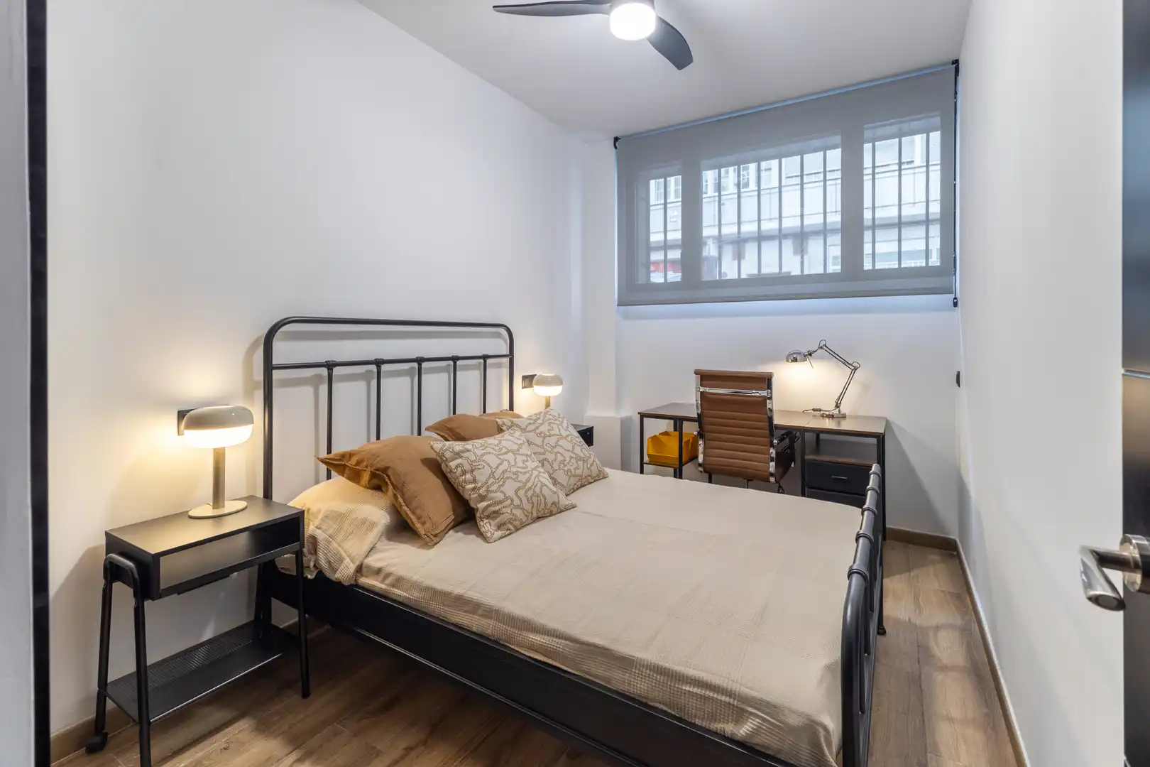 Dormitori de Apartament de lloguer en Madrid amb Aire condicionat, Calefacció i Moblat