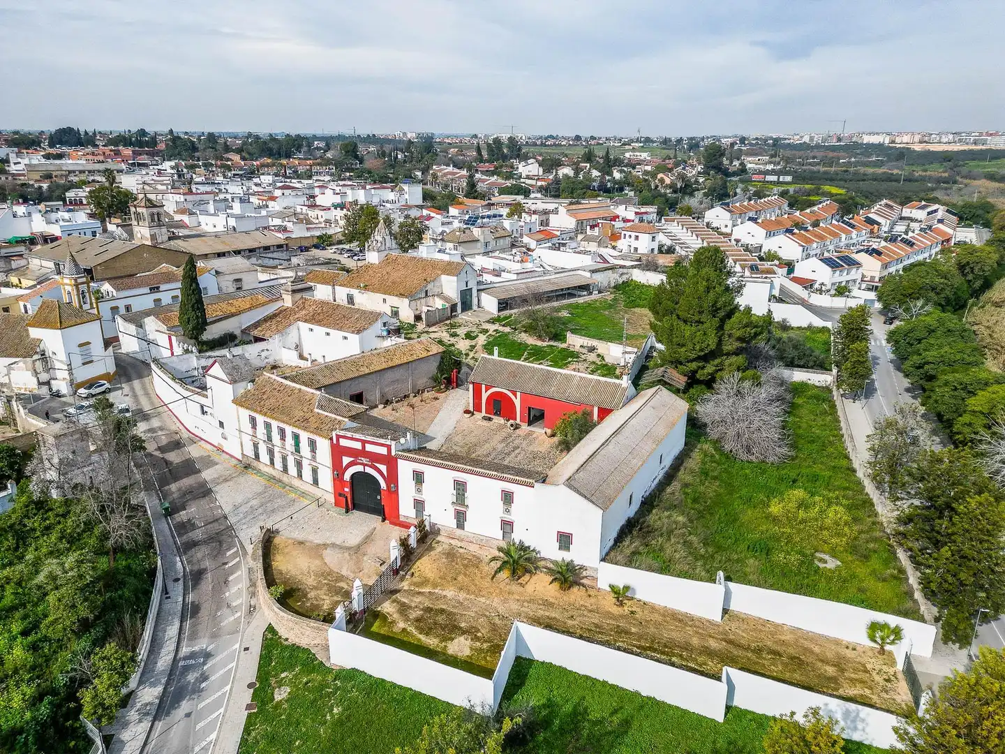 Vista exterior de Finca rústica en venda en Palomares del Río amb Jardí privat, Piscina i Balcó