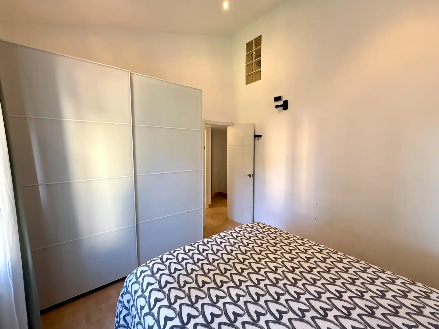 Habitación de Casa adosada en venta en Barcelona con Aire acondicionado, Calefacción y Jardín privado
