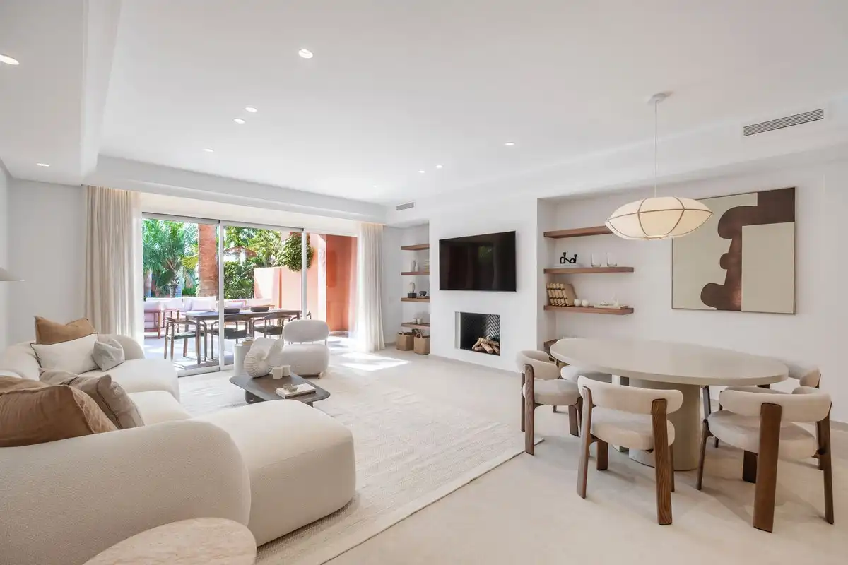 Sala d'estar de Casa o xalet de lloguer en Marbella amb Aire condicionat, Jardí privat i Piscina