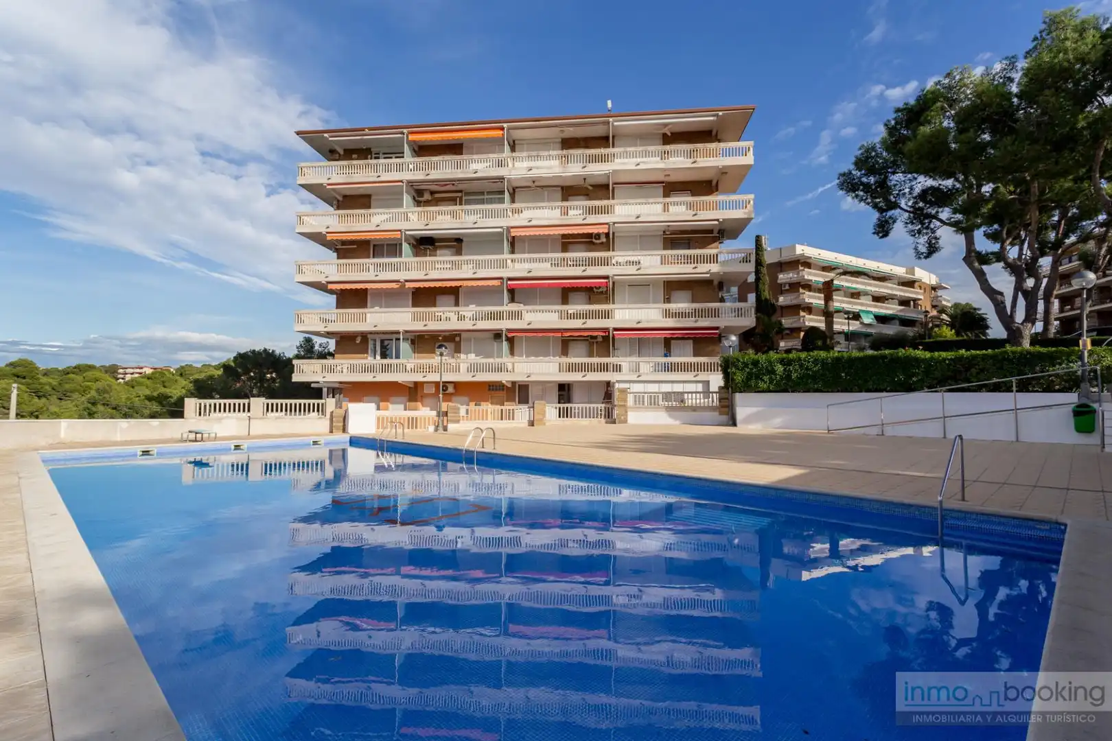 Schwimmbecken von Wohnungen zum Verkauf in Salou mit Klimaanlage, Heizung und Terrasse