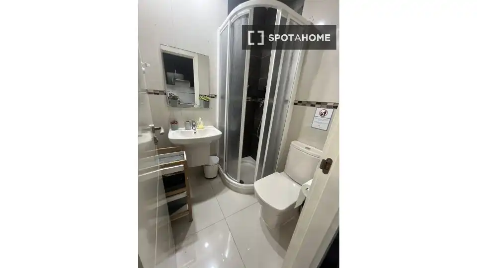 Bathroom of Flat for rent in Madrid  with Air Conditioner, Heating and Furnished