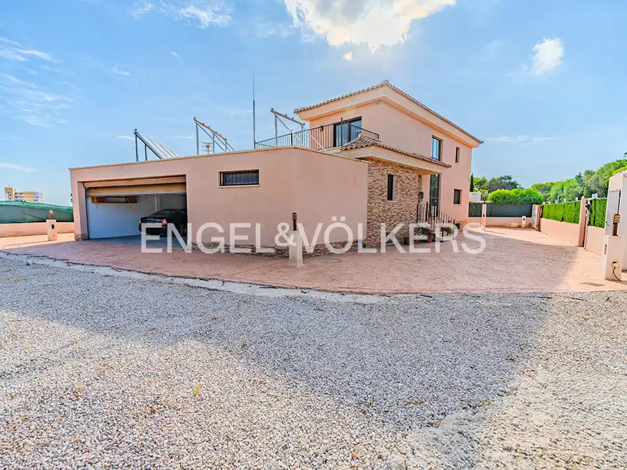 Vista exterior de Casa o chalet en venta en El Campello con Aire acondicionado, Calefacción y Jardín privado