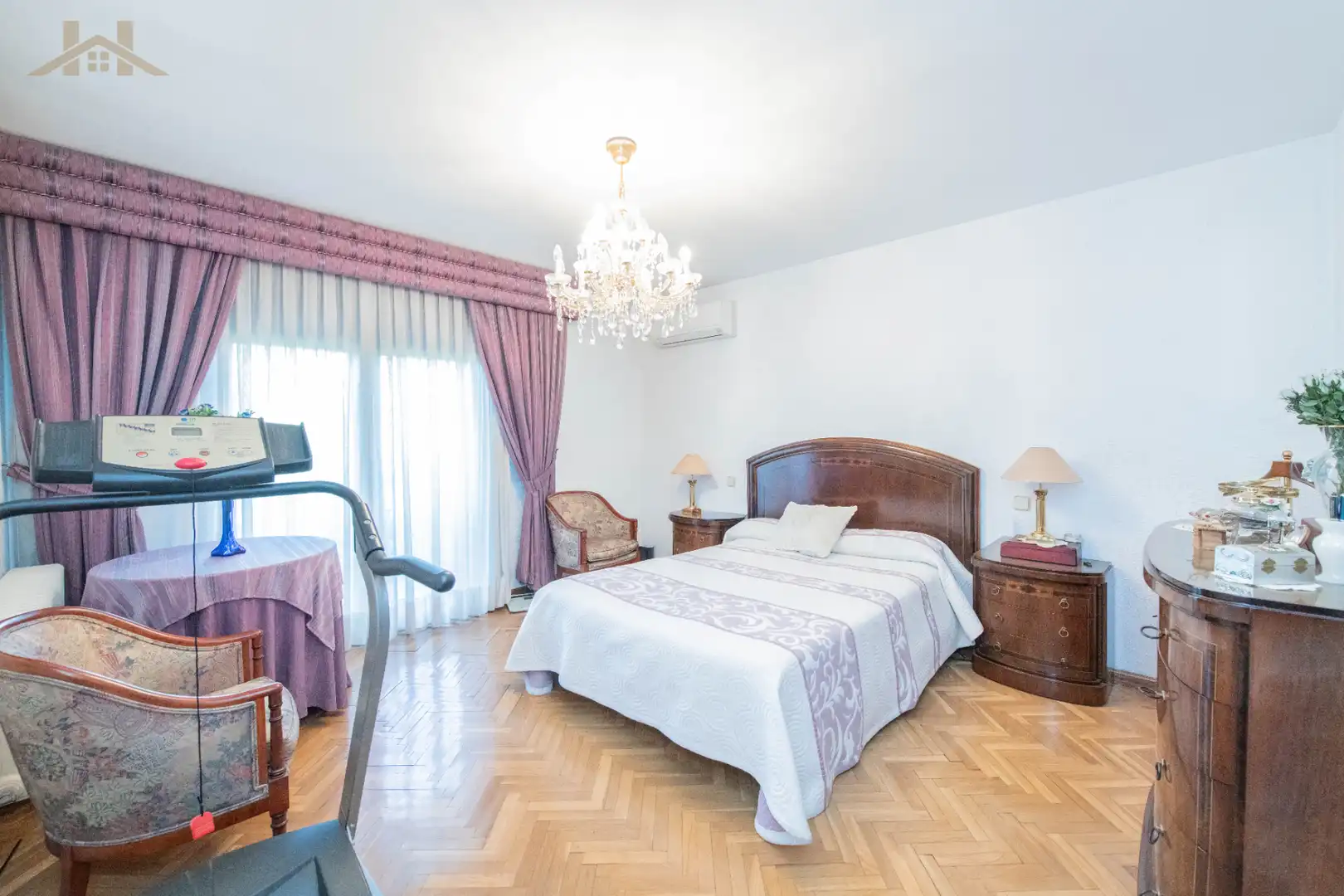 Habitación de Casa adosada en venta en Pozuelo de Alarcón con Aire acondicionado, Calefacción y Jardín privado
