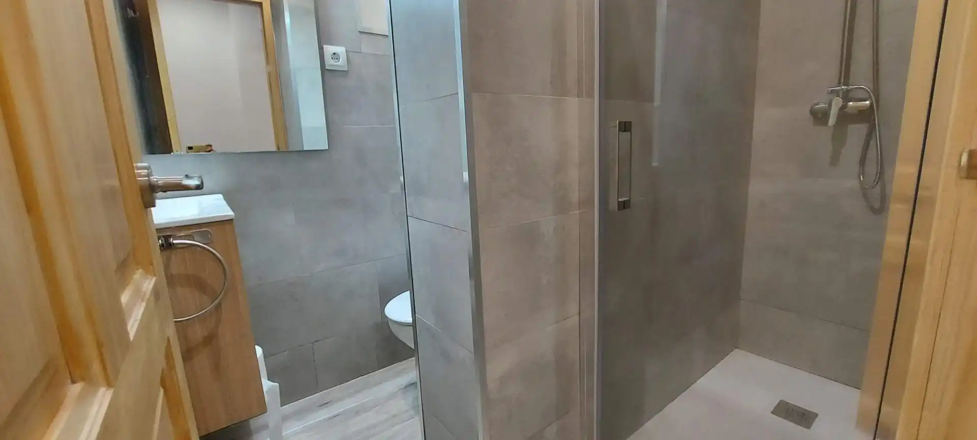 Baño de Planta baja de alquiler en Barcelona con Aire acondicionado, Calefacción y Amueblado