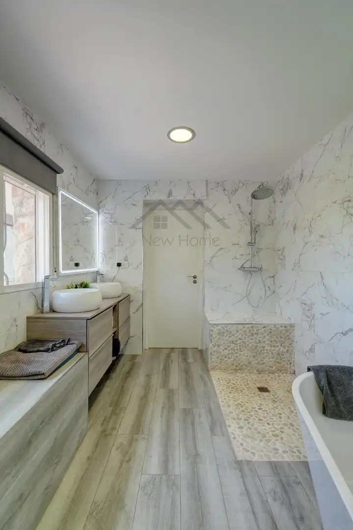 Bathroom of Houses for sale in La Pobla de Vallbona  with Air Conditioner, Heating and Private garden