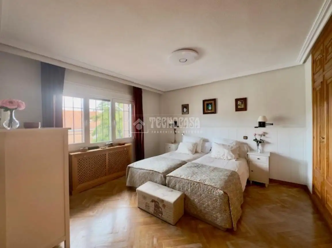 Bedroom of Detached homes for sale in Las Rozas de Madrid  with Air Conditioner, Heating and Private garden