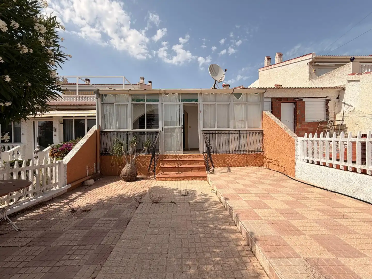 Vista exterior de Casa adosada en venda en Rojales amb Jardí privat i Terrassa